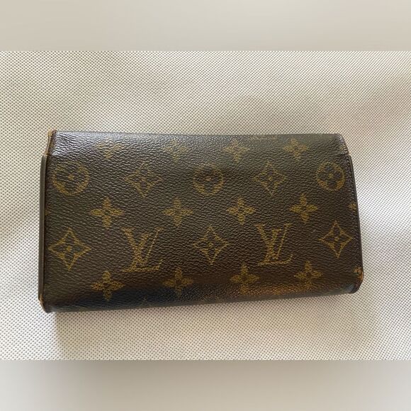 Auth Louis Vuitton Sarah wallet. Thais wallet comes with a snap pocket inside - Picture 3 of 12